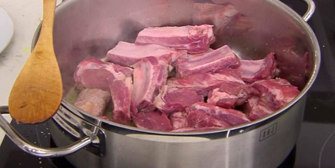 Costillas de cerdo al pimentón, la curiosa receta de Arguiñano que se ha hecho toda la vida