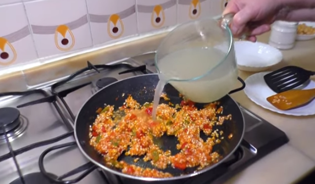 Arroz con manitas de cerdo que rivaliza con el de marisco