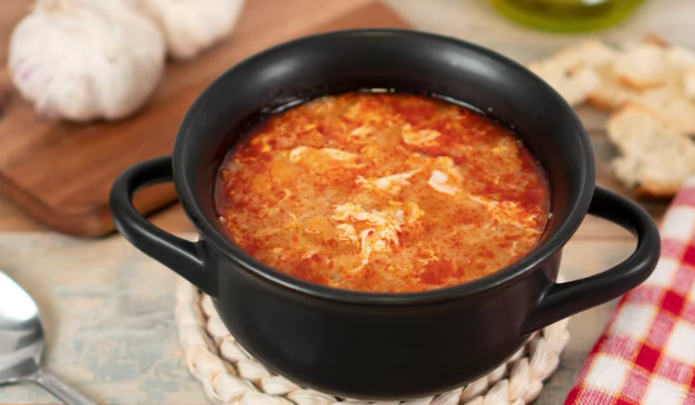 Sopa de ajo: el plato que no sabe a ajo y te calienta en los días de más frío