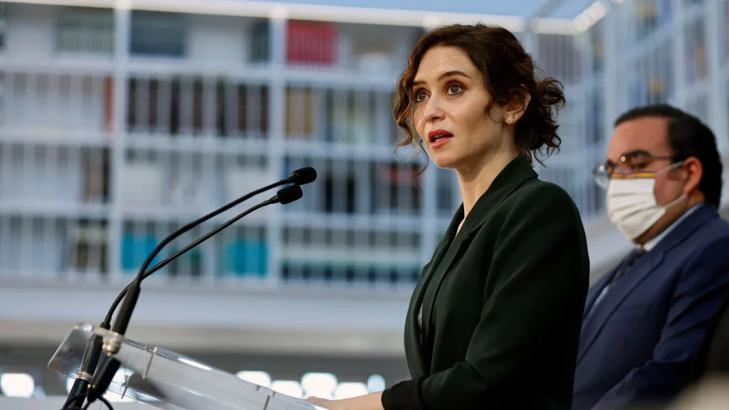 Ayuso premia a las familias con más de 100.000 euros con más becas 99 Ayuso premia a las familias con más de 100.000 euros con más becas