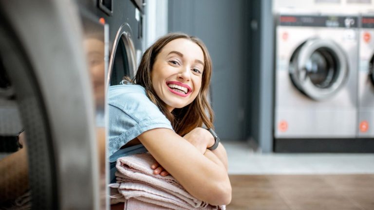 Trucos que usan en tintorerías para lavar la ropa y dejarla limpia