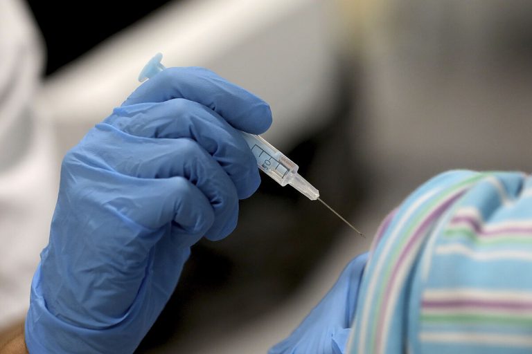 Vacuna de la Covid y la gripe: qué efectos secundarios puedes tener