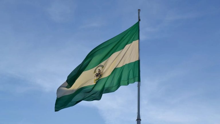 La Junta de Andalucía instaura el 4 de diciembre el 'Día de la Bandera'