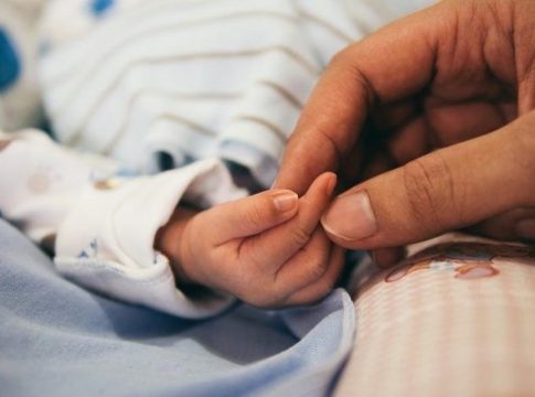 España sigue perdiendo población: la natalidad apenas sube y las muertes la superan en más de 114.000 personas España sigue perdiendo población: la natalidad apenas sube y las muertes la superan en más de 114.000 personas