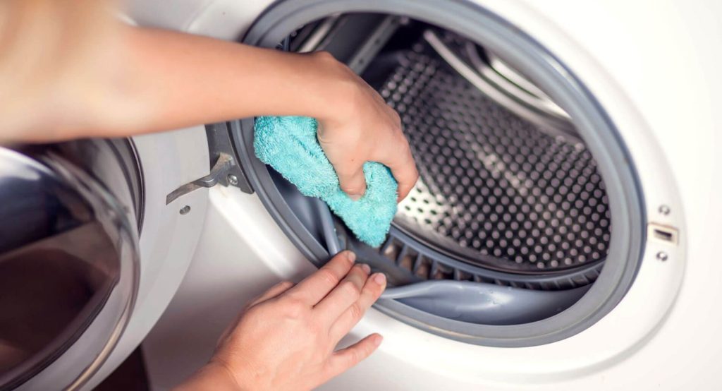 El truco para eliminar el sarro de la lavadora en dos minutos 239 Limpia el filtro con agua y jabón