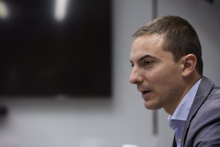 Las alarmas estallan en Ferraz: el PSOE de Juan Lobato se hunde en los sondeos internos