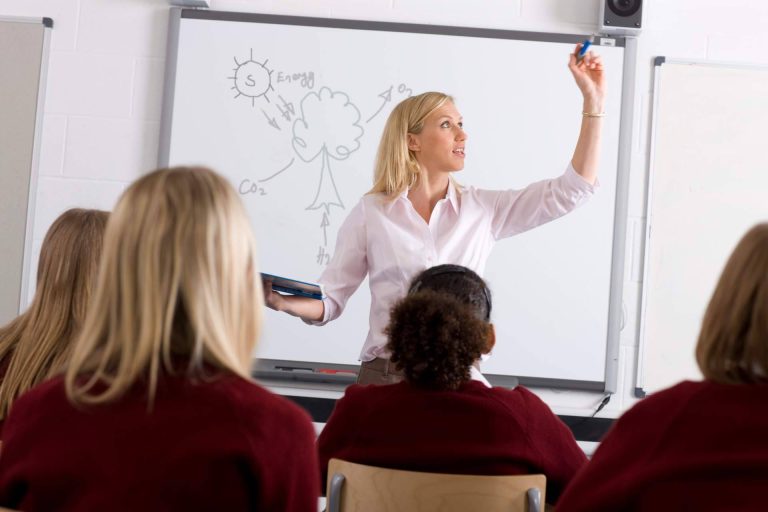 EOI Por Libre abre las inscripciones en los cursos 2023 para conseguir la certificación de la EOI