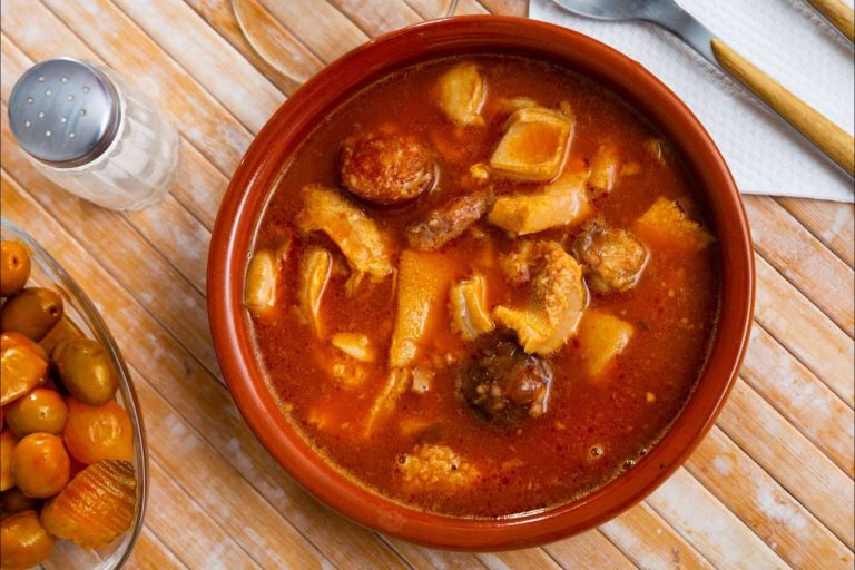 Probar los callos a la madrileña en Casa Ricardo, uno de los restaurantes más recomendables para ello de la capital española
