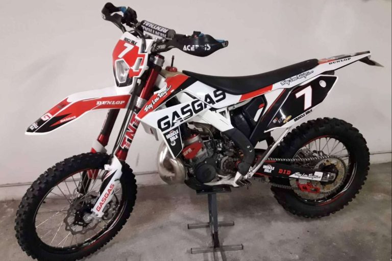 Variedad de opciones en plásticos y adhesivos para motos de cross y enduro en la tienda ADHESIVOSEMBARRADOS