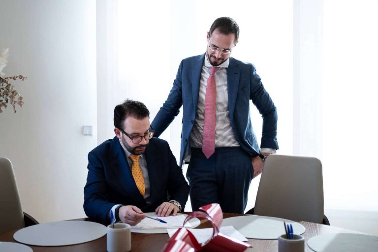 Asesoramiento a particulares y empresas en trámites administrativos, con JLA Notarios