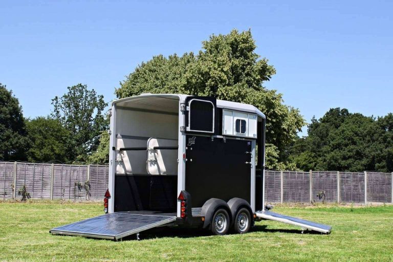 Las características que deben tener las vans de caballos, por Buscoremolque