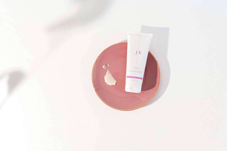 Por qué, cuándo y con qué productos realizar una doble limpieza facial