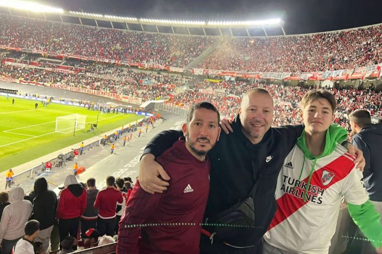 Football Host sobre el papel de un host