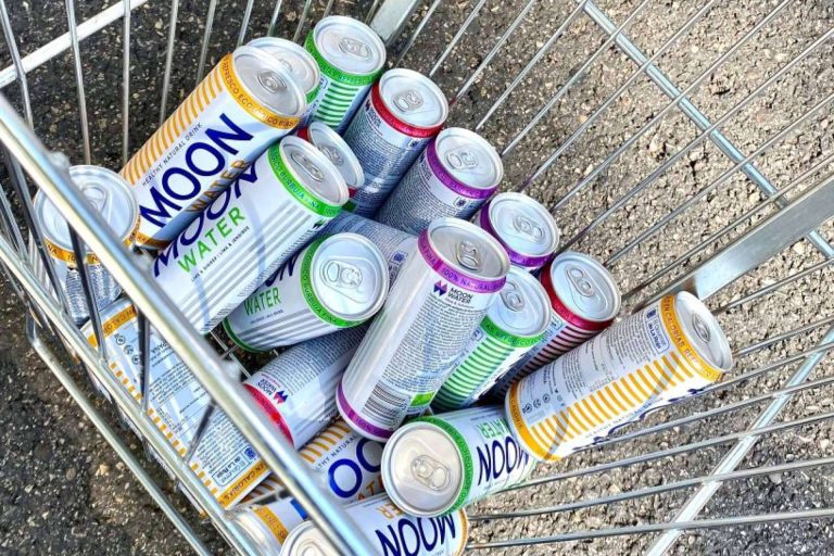 MoonWater embotella sus productos en aluminio libres de plásticos y con un packaging 100 % reciclable y reciclado