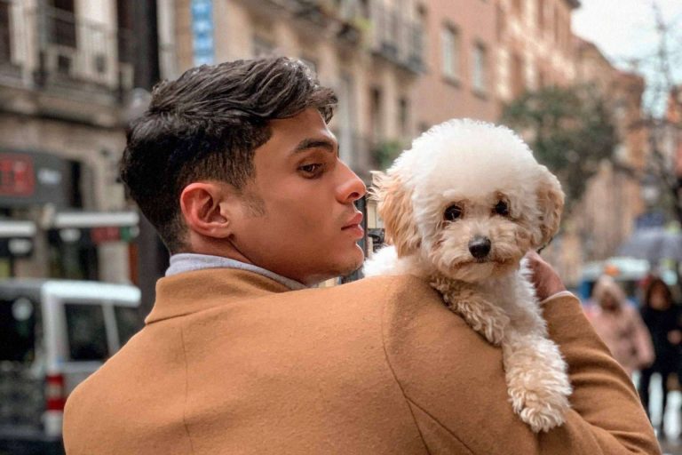 El joven cubano, modelo y creador de contenido, Yunier Acosta, se abre camino al mundo del emprendimiento