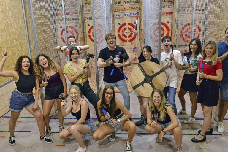 Celebrar planes con amigos de forma diferente con El Hachazo