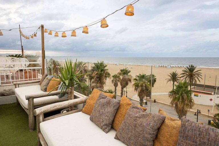 El restaurante mediterráneo Sabbia by Gabbeach cuenta con un hotel de diseño único cerca de la playa de Las Arenas