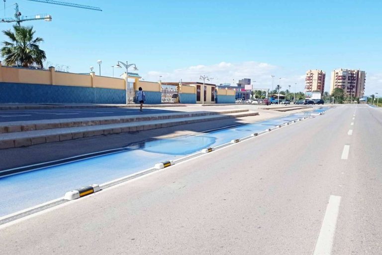 Suministro de carril bici fotoluminiscente para obra en Cartagena por la compañía Abadecom