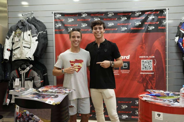 Alonso López, de Moto2, y Diogo Moreira, de Moto3, son los pilotos que han visitado la tienda de Motocard en Valencia