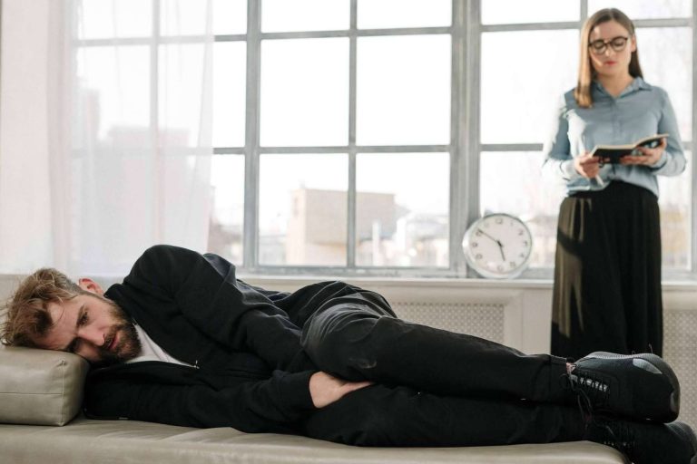 Críticas a los profesionales de la salud mental y a los formadores, por Zeloni Magelli