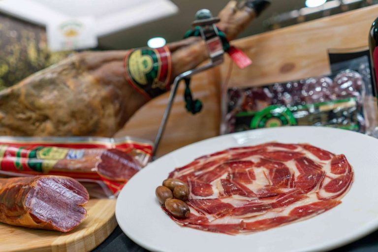 El jamón ibérico y paleta de bellota de la tienda Los Romeros de Alanís