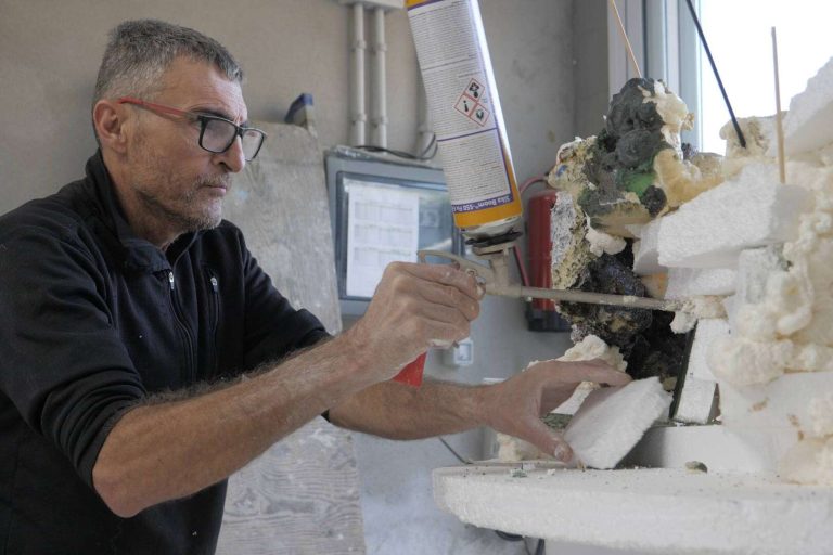 Ramón Colomer muestra en su canal de YouTube vídeos del proceso de construcción de sus dioramas de las 7 maravillas del mundo antiguo