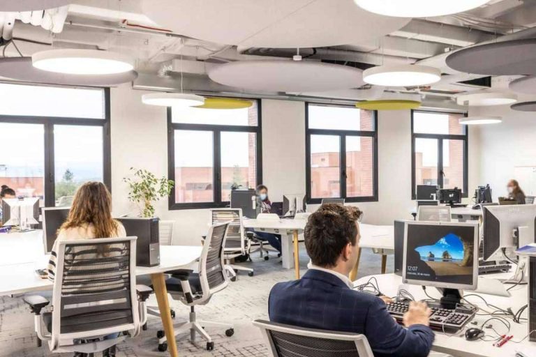 ¿De qué manera se puede mejorar acústicamente un espacio?