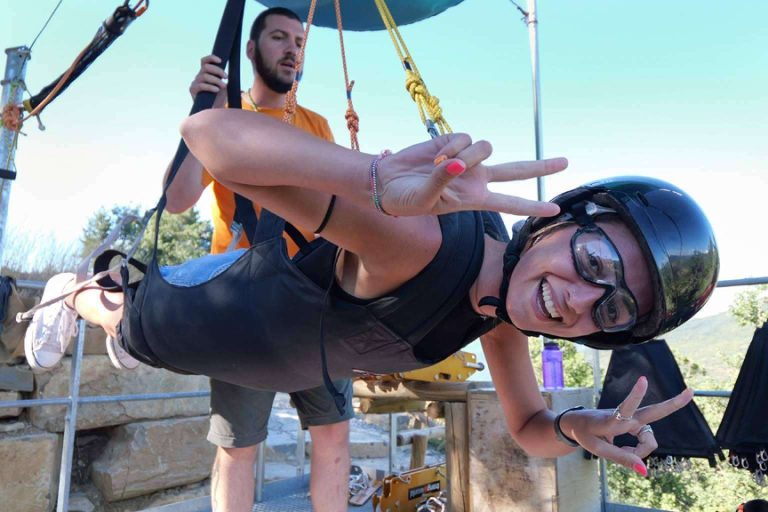 La experiencia de tirarse por la tirolina más rápida del mundo y disfrutar del entorno con Tirolina Ordesa Pirineos