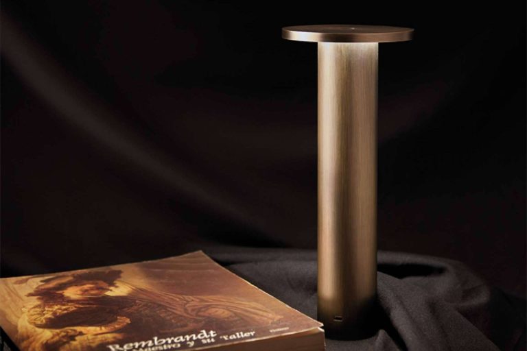 Lámpara de batería Basic, un diseño de Insolit eficiente y elegante