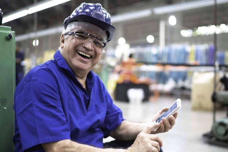 Con el consecuente riesgo para la empresa, el 53 % los trabajadores de primera línea utiliza su WhatsApp personal hasta 6 veces al día por trabajo