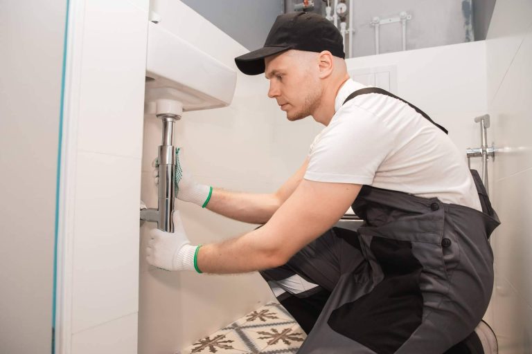 Solucionar problemas de fontanería con los fontaneros en Benalmádena 24h de Soluciones González