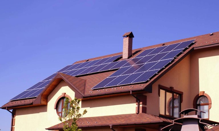 Los beneficios de instalar paneles solares en casa, según Solarinstala