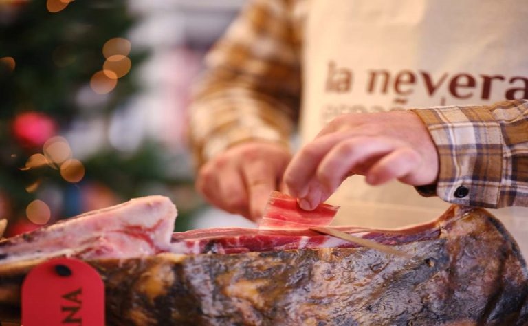 La Nevera Española sorprende con un super descuento: jamón ibérico de bellota con jamonero