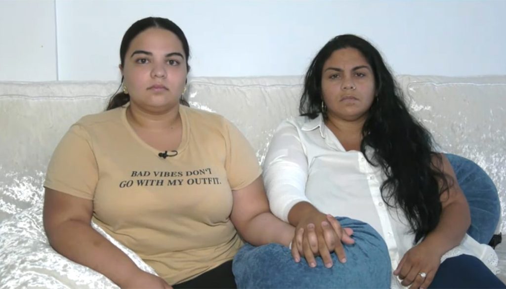 El timbre sonó y la puerta tembló