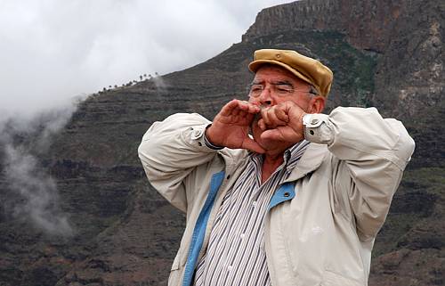 Conoce las tradiciones españolas el silbo gomero