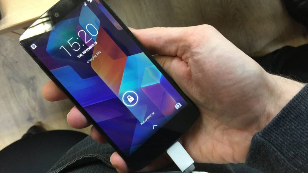 Cargar el teléfono mientras está prendido