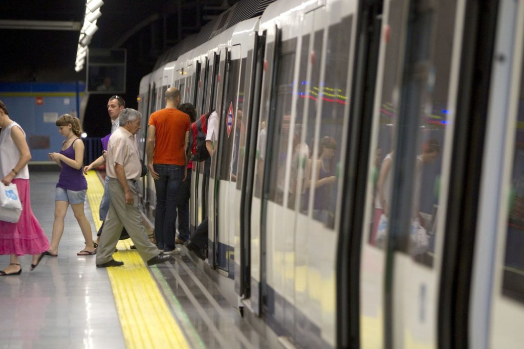 Así son los asientos anticaraduras del metro de Madrid