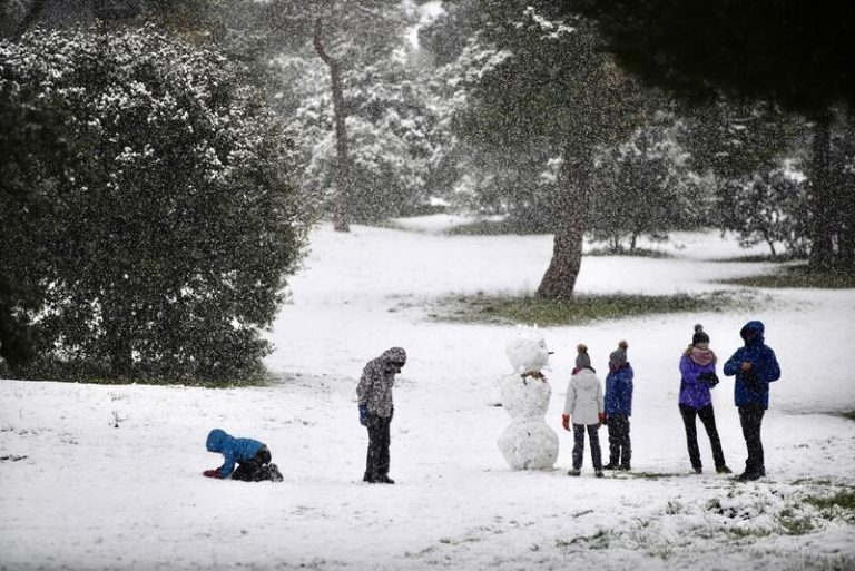 Lluvias, nevadas, frío y oleaje ponen hoy en riesgo a una docena de provincias