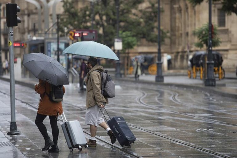 España tendrá riesgo por lluvia, oleaje, tormentas y viento