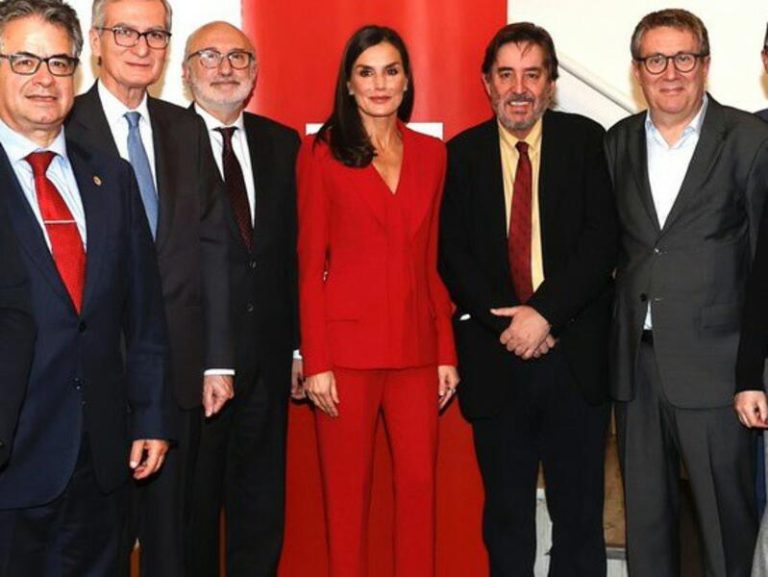 La Reina Letizia pone el toque español a su visita a Los Ángeles con su traje rojo