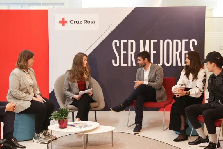 La Princesa Leonor se impregna de los principios y el trabajo de Cruz Roja en un encuentro con jóvenes voluntarios