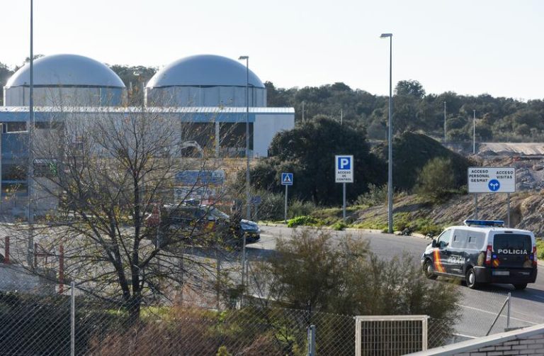 Una segunda retroexcavadora y un helicóptero se suman a la búsqueda del pequeño Ángel en el vertedero de Toledo