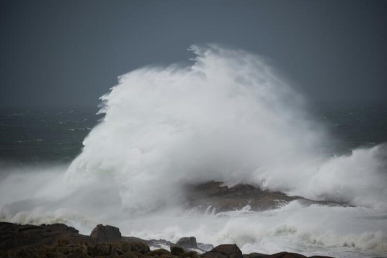El año se despide con viento, lluvia y olas en el norte