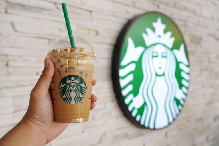 Starbucks se alía con MilfShakes de Nil Ojeda para convertir sus cafeterías en salones de ajedrez para la Gen Z