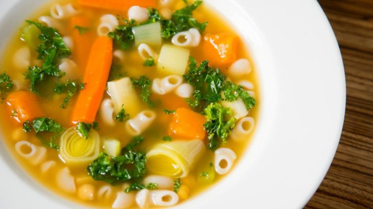 La sopa de verduras de Arguiñano para reconfortarte si pasas frío