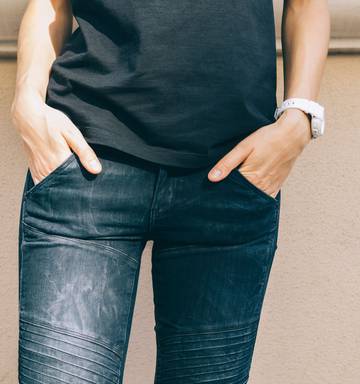 Según cómo cruces las manos, así serás de honesto 31 Esconder la manos en los bolsillos