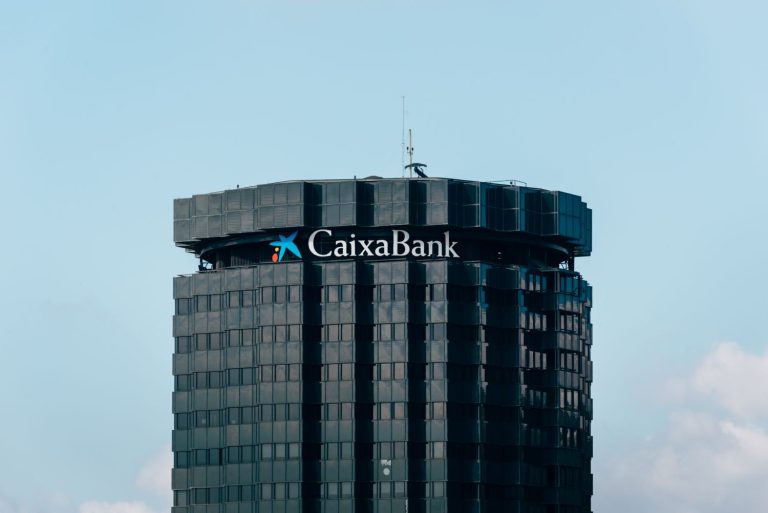 AENOR reconoce el compromiso fiscal de CaixaBank y le concede su prestigiosa certificación