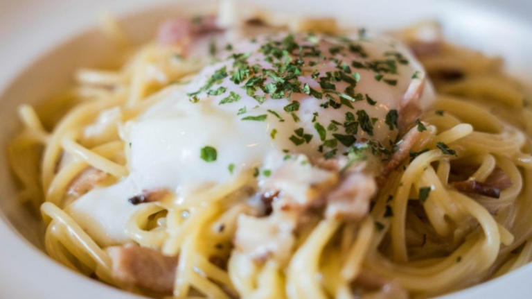 Chicote prepara unos espaguetis a la carbonara de escándalo así