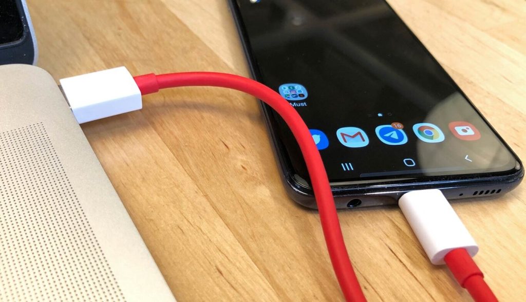 No tienes que descargar ninguna app para poder pasar fotos