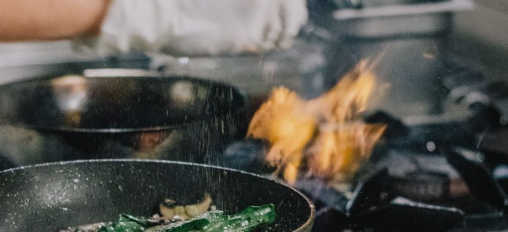 ¿Por qué no debes usar guantes al manipular alimentos?